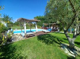 Maison climatisée en campagne, terrasses couvertes grand jardin ombragé et piscine, hotell i Aix-en-Provence