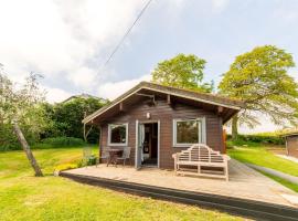 Chalet Lodge 3 - Hot Tub by Interhome, Hotel in Launceston