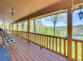 Rustic Topton Cabin with Game Room and Private Hot Tub, hótel í Topton