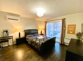 MontREAL HOMES - Affordable Rooms, Smart TV, Shared Kitchen, hotel v mestu Montréal