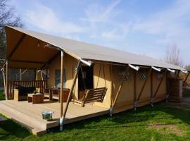 Stoere safaritent voor 7 personen met Privé sanitair Sleepy, luxury tent in Behelp