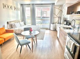 Modern Apartment Downtown Tacoma near the convention center, Free Netflix , King size bed & futon sofa bed , AC, Great Amenities Rooftop, self-check-in，塔科馬的公寓