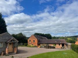 Stunning rural Barn Conversion, hotell i Worcester