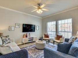 Central College Station Townhome with Community Pool, cottage in College Station