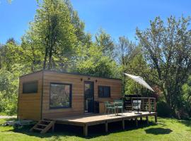 Moho Nat’ure Tiny-house، مكان مبيت وإفطار في Saint-Nabord