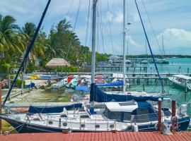 Private beach and swimming pool! Private Sailboat - 2 bathrooms, AC, boat in Isla Mujeres