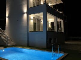 Sun Angelo luxury apartment in Paradise 1, מלון זול בArménoi