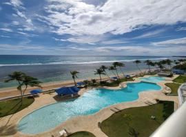Modern Beachfront apt. Las Olas Juan Dolio، فندق مع موقف سيارات في غواياكانيس