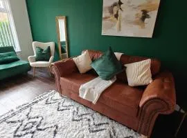 Near NEC, BHX, M42, JLR - Huge Solihull Home - 4 Bedrooms- Max 10 guests - Equipped Home - ARZ Stays