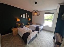 Charming 4-Bed House in Wednesbury: Wednesbury şehrinde bir otoparklı otel