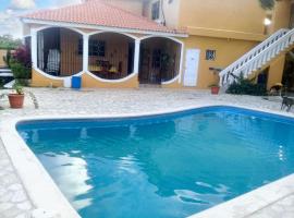 6 bedrooms villa with private pool jacuzzi and enclosed garden at Nagua 1 km away from the beach, hotell i Nagua