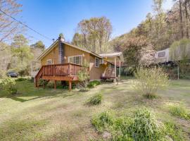 Quiet and Cozy Tuckasegee Retreat with Mountain Views!, cottage in Tuckasegee