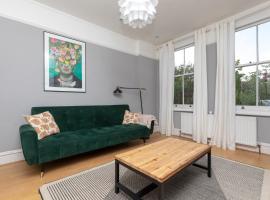 2 Bed Apartment in Sydenham, London, hotel with parking in Forest Hill