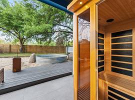Stylish 4BR with Infrared Sauna, Hot Tub and Cowboy Pool, hotel in Austin