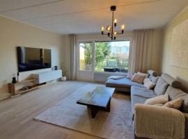 Radhus nära sjö, Arlanda och Stockholm, hôtel à Upplands Väsby