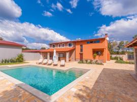 Villa Noina Arka, a charming villa with a pool surrounded by nature, ξενοδοχείο σε Divšići