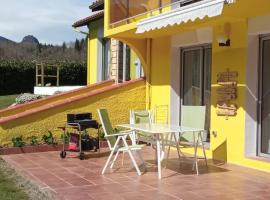 Gîte ensoleillé, entre montagnes et ruisseau., Hotel in Fougax-et-Barrineuf