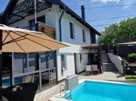 Aura Lux Holiday Home with Pool – dom wakacyjny w mieście Okrugli Vrh
