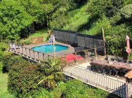 Le Moulin du Gué en Vendée Gite atypique et exceptionnel de 15 personnes au bord de l'eau à 30 minutes du PuyduFou, hotel en Sainte-Cécile