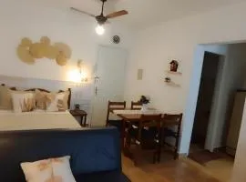 Kitnet Temporada Praia Grande SP - Completa com Wi-fi, garagem rotativa, 1 quadra da praia - no centro comercial Boqueirão