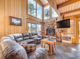 All-Season Conway Condo with Private Hot Tub!, lejlighed i North Conway