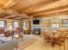 Mars Hill Log Cabin with Fire Pit and Resort Amenities, cottage in Swiss