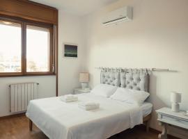 The Spacious Residence with 3 Bedrooms and Private Parking, apartemen di Rome