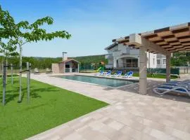 Amazing Home In Donji Prolozac