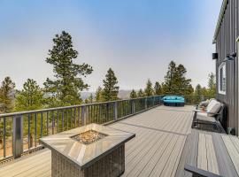 Florissant Home with Hot Tub, Putting Green and Views!、Florissantの別荘