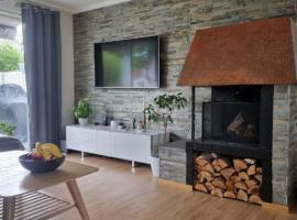 Cheerful 3 bedroom home with hot tub, hotel in Stavanger