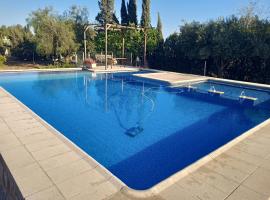 Chalet con piscina LUA HOME, chata v destinaci Manises