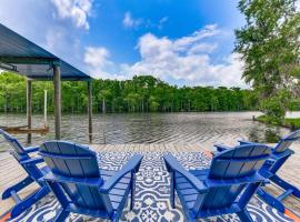 Riverfront Springfield Home with Scenic Deck and Dock!, hotel em Springfield