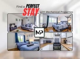 Luxury Apartment By Mechanical Properties Short Lets and Serviced Accommodation Egham with Parking: Egham şehrinde bir otel