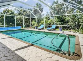 NEW! Waterfront Heated Pool Fishing Pier, feriehus i North Fort Myers