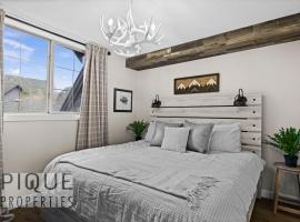 Mystic Mountain Chalet, Heated Outdoor Pool & Hot Tub, Free Parking, Fast Wifi!, hotel Canmore-ban