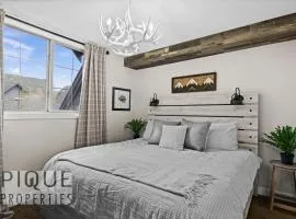 Mystic Mountain Chalet, Heated Outdoor Pool & Hot Tub, Free Parking, Fast Wifi!