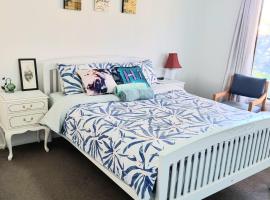 Near Christchurch Airport, Cozy Room in a sweet house with Everything, hotel em Christchurch
