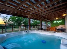 Hollmig Haus - Sleeps 12 with Hot Tub & Beauty Bar