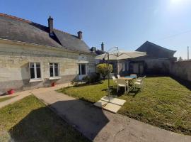 Gîte avec grand jardin, vélos, animaux acceptés, ménage inclus et Wi-Fi à Restigné - FR-1-381-556, hotel in Restigné
