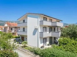 Apartments with parking space Kastel Novi - Kastela - 22702