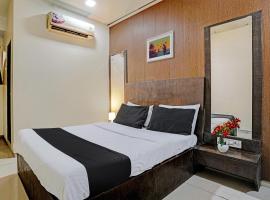 Flagship Hotel Lotus Residency Near Anand Nagar Metro Station, hotel sa Mire