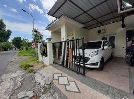 OKJ Homestay Syariah, hotel with parking in Gondowulung