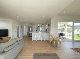 Oneroa Hillcrest - Waiheke Escapes, hotel with parking in Blackpool