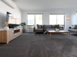 3 Bedroom Home: Parking & WiFi