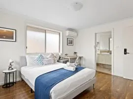 Luxe Ensuite Queen Room in Panania - Nearby Station