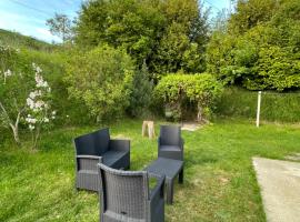 Maison sur la colline, hotel with parking in Saint-Martin-lʼHortier