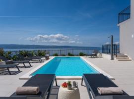 NEW! Seaview Villa ELZA with heated pool, summer kitchen, gym, seaviews, villa in Jesenice