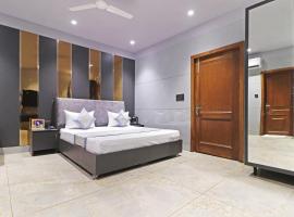 Frankstay By Hotel Preet in 05 mints walking Distance Nizamuddin Railway Station, hotel in South Delhi, New Delhi