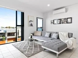 Lightview Oasis- Modern 2BR Apt- WiFi & Parking