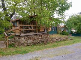 Chalet10Ardèche, hotel i Les Vans